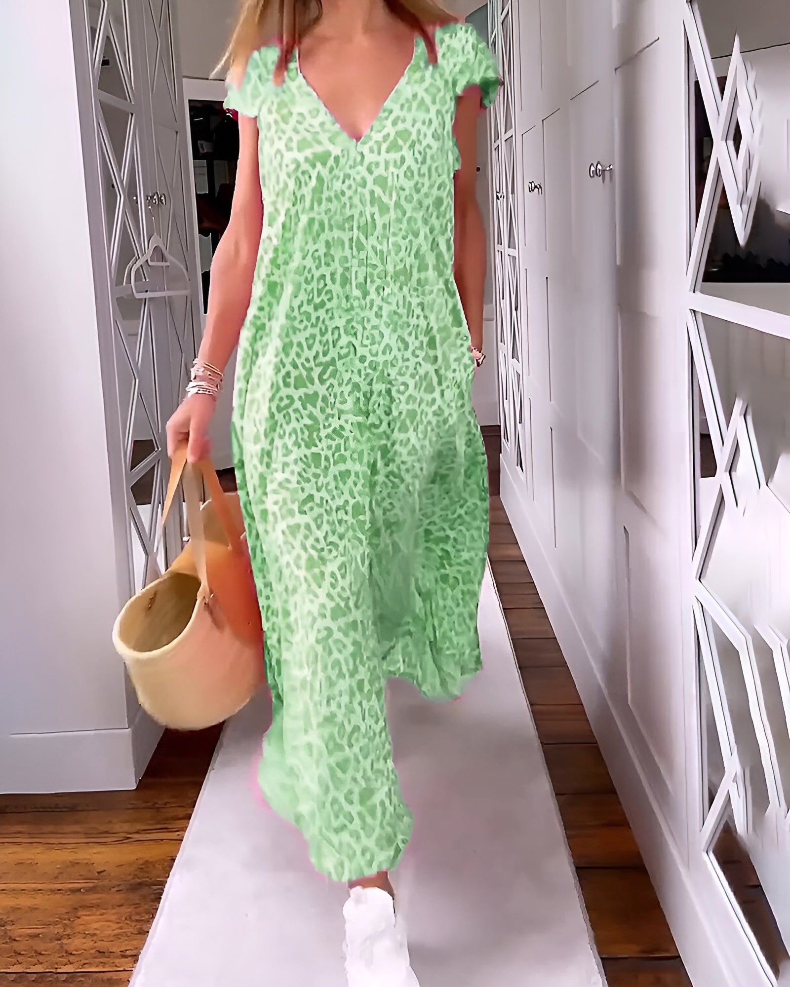 Véronique | Long Dress with V-Neck and Short Sleeves